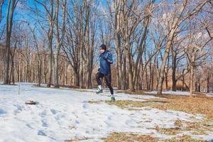 formation de jeune coureur en plein air dans le parc d'hiver photo