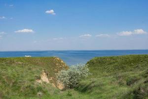 beaux paysages d'été avec des falaises d'argile près du delta du dniepr et de la mer noire photo