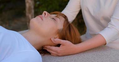 femme faire un massage chinois traditionnel à l'extérieur dans le jardin d'été photo