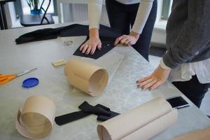 couturière au travail sur la table, tailleur femme travaille en studio avec des vêtements photo