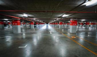 parking souterrain vide. parking souterrain au centre commercial ou à l'aéroport international. parking intérieur. garage de stationnement au sous-sol en béton. bâtiment intérieur de la ville. photo