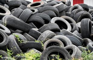 chumphon, thaïlande-3 mai 2022 tas de pneus usagés. vieux déchets de pneus pour le recyclage ou pour l'enfouissement. pneu en caoutchouc noir de voiture. tas de pneus usagés au chantier de recyclage. matière à enfouir. photo