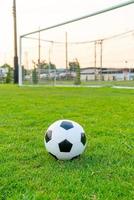 ballon de football sur le terrain de balle photo