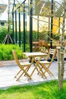 table et chaise en bois dans un café et un restaurant en plein air photo