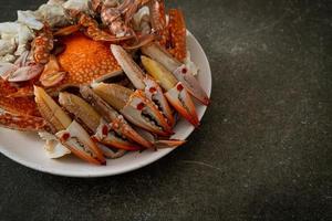 crabe bleu cuit à la vapeur avec sauce épicée aux fruits de mer