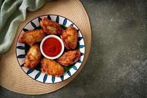 poulet frit croustillant avec sauce de poisson photo