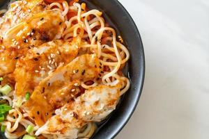 nouilles ramen avec gyoza ou boulettes de porc photo