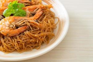 crevettes en cocotte ou au four avec nouilles de verre photo