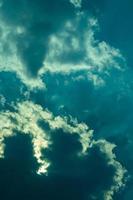 fond de nuages couverts avec une lumière qui brille à travers le ciel. photo