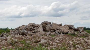 tas de débris en béton sur les terres rurales. photo