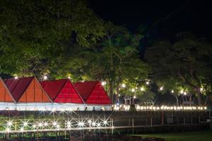 bungalow avec passerelle et lumières et arbres. photo