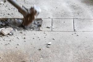 un gros marteau enfoncé dans le béton. photo