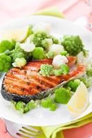 saumon grillé avec brocoli et chou-fleur sur plaque blanche