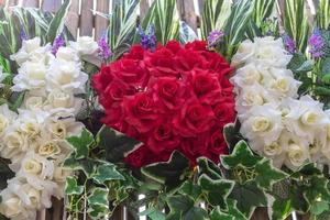 roses artificielles rouges et blanches. photo