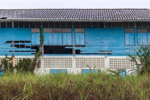 le bois bleu de la vieille école est pourri. photo