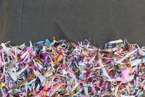 un tas de fragments de fil et de lambeaux de tissu. photo