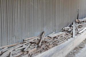 mur de zinc et vieux restes de bois. photo