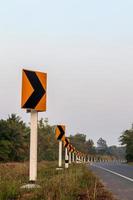 panneaux de signalisation jaunes, courbes sur la route. photo