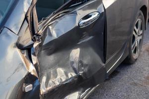 le côté de la portière grise de la voiture a été démoli. photo