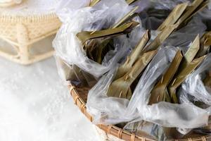 bonbons enveloppés dans des feuilles de bananier dans un sac en plastique. photo