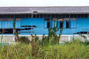 le bois bleu de la vieille école est pourri. photo