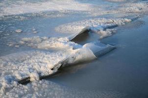 glace avec des fissures dans le détail du lac photo