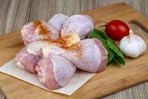 cuisses de poulet crues photo