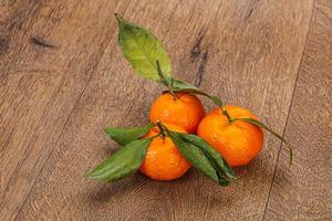 mandarine savoureuse sucrée mûre avec des feuilles photo