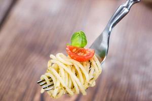 spaghetti au pesto sur une fourchette photo