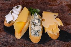 bruschetta aux divers fromages photo