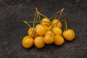 tas de cerises jaunes mûres douces photo