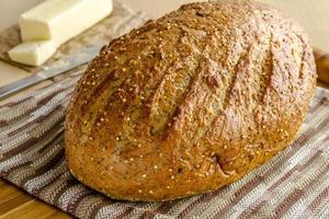 grains entiers frais cuits au four et pain aux graines photo