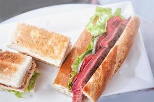 sandwichs club et sandwich au steak de boeuf