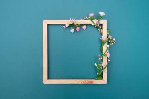 cadre en bois carré simulé avec des ornements floraux décoratifs avec vue de dessus de l'espace de copie photo
