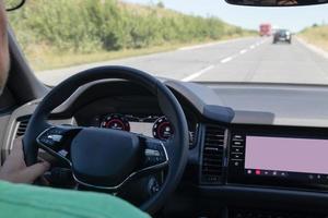 intérieur de la voiture sur la route. volant, tableau de bord et écran de bord photo