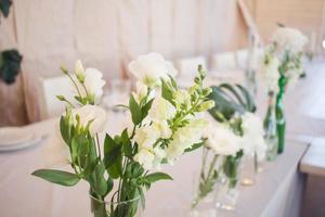 installation de mariage, décorations florales, décor simple fait à la main photo