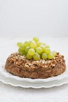 tarte aux noix entière avec raisins, verticale