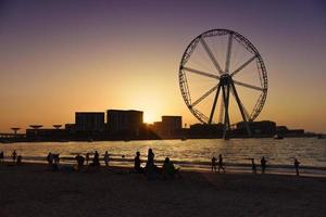 roue de dubaï au coucher du soleil photo