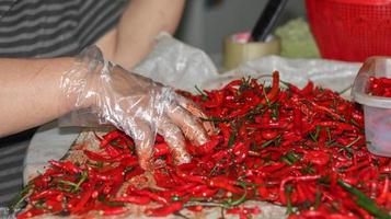 piments rouges en gros plan, piment rouge au supermarché photo