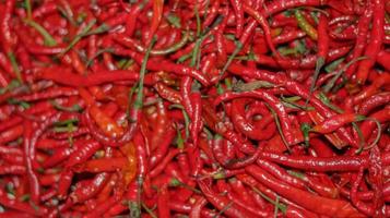 piments rouges en gros plan, piment rouge au supermarché photo