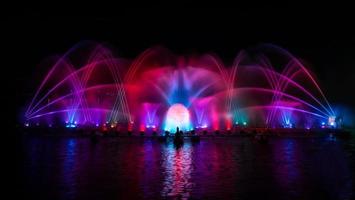 la fontaine colorée dansant pour célébrer l'année avec fond de ciel nocturne sombre. photo