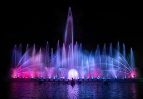 la fontaine colorée dansant pour célébrer l'année avec fond de ciel nocturne sombre. photo