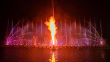 la fontaine colorée dansant pour célébrer l'année avec fond de ciel nocturne sombre. photo