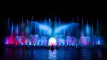 la fontaine colorée dansant pour célébrer l'année avec fond de ciel nocturne sombre. photo