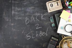 différentes fournitures scolaires sur fond sombre. retour à l'école photo