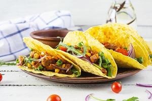 tacos mexicains avec tortilla de maïs et viande sur fond de bois photo