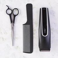 outils de coiffeur sur fond en bois. concept d'accessoires de coupe de cheveux. vue de dessus photo