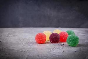 marmelade colorée sur fond gris. délicieuses boules de jujube. photo