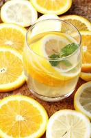 boire et empiler des tranches d'agrumes. oranges et citrons.