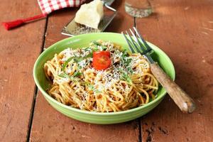 pâtes traditionnelles à la sauce tomate spaghetti bolognaise au parmesan photo
